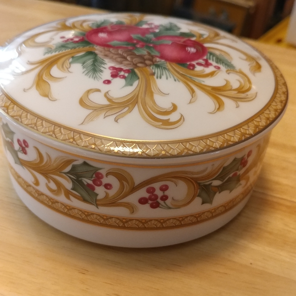 Mikasa Holiday Orchard Covered Candy/Dresser Box